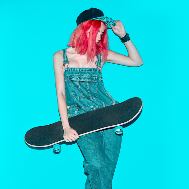 Pretty Teenager girl with pink hair and skateboard Urban Style J - Foto, imagen