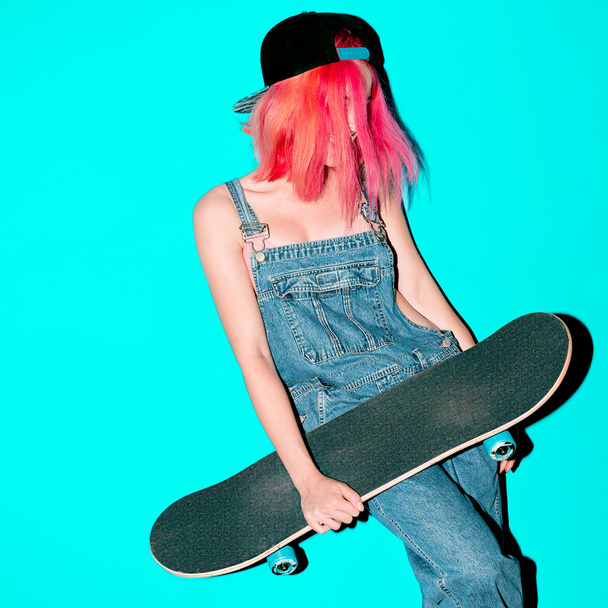 Stylish Urban Skate Girl Fancy pink Hairstyle - Foto, afbeelding