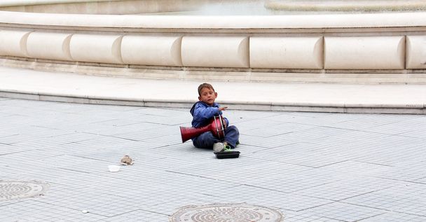 SKOPJE, MACEDONIA - OCTOBER 18,2016:Roma boy singing and playing darbuka asking for money downtown of Skopje,capital of Macedonia - Photo, Image