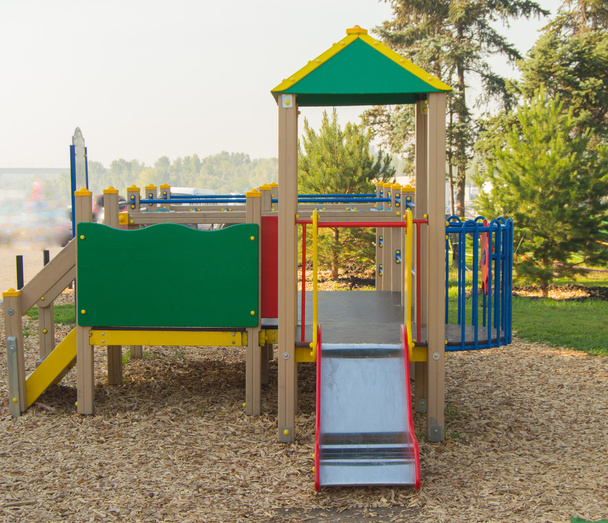 Parco giochi colorato per bambini nel parco cittadino
 - Foto, immagini