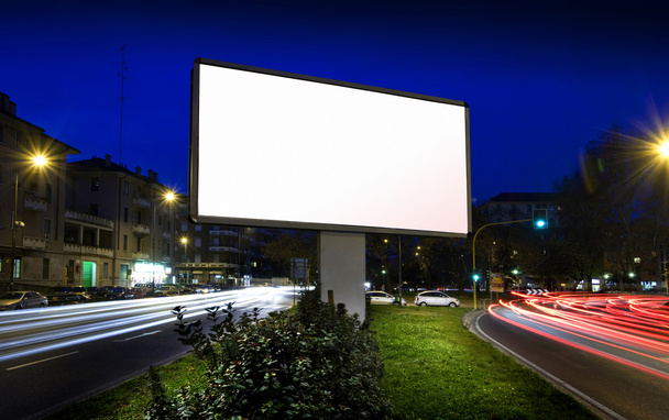 Gece trafiği ile beyaz ekran reklamı - Fotoğraf, Görsel