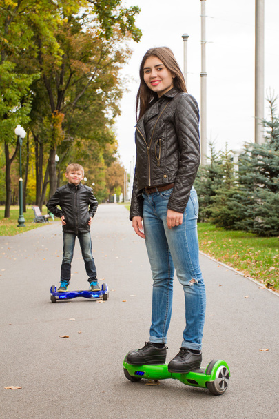 Jeune femme équitation hoverboard scooter électrique, transport écologique personnel
.  - Photo, image