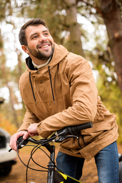 Hombre sonriente sentado en bicicleta
  - Foto, imagen