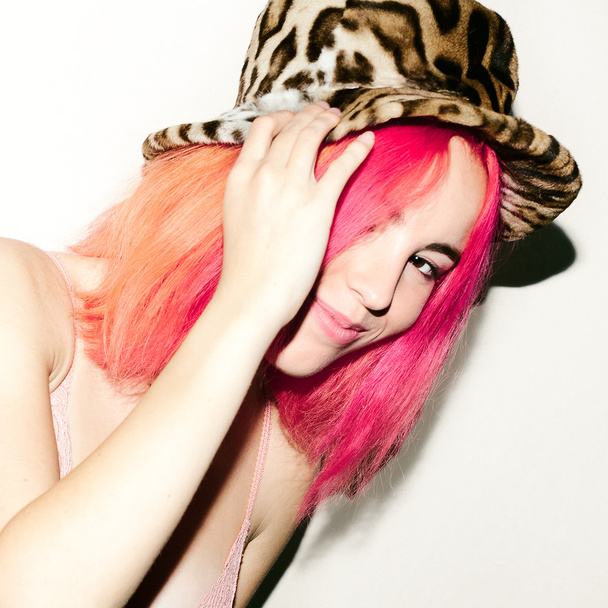 Modelo juguetón con pelo rosa y sombrero de moda
 - Foto, imagen