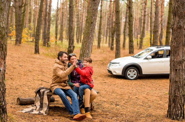 Счастливая семья в осеннем лесу
 - Фото, изображение