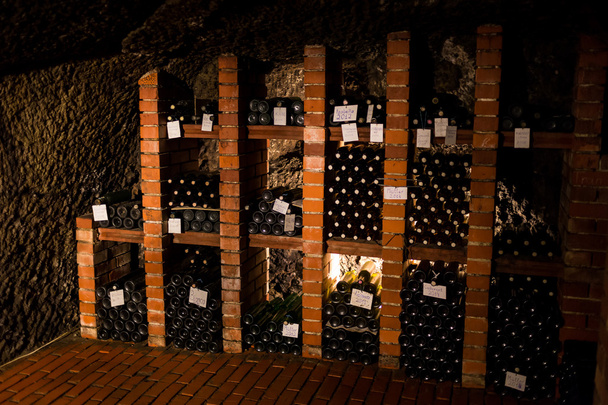 Старые деревянные бочки с вином в винном хранилище, выдержанные традиционные w
 - Фото, изображение