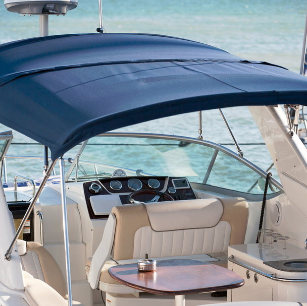 Cabina yacht interna con tavolo
 - Foto, immagini