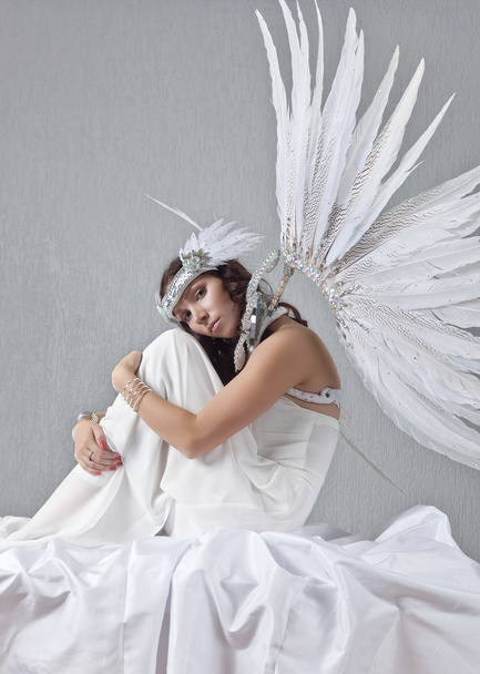 Красивая женщина в белом платье с ангельскими крыльями
  - Фото, изображение