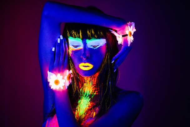 meisje neon licht - Foto, afbeelding