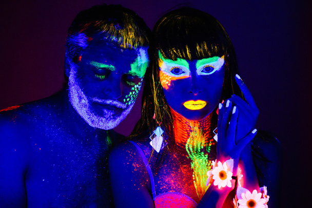 Retrato de um par de amantes pintados em pó fluorescente
 - Foto, Imagem