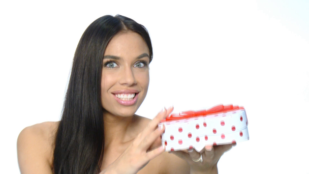 Retrato de mujer hermosa con regalo en caja
 - Metraje, vídeo