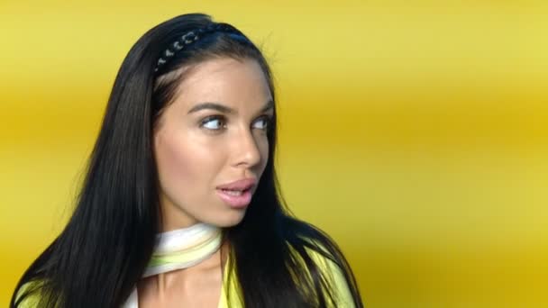 όμορφη και σέξι γυναίκα σε κίτρινο φόντο - Πλάνα, βίντεο