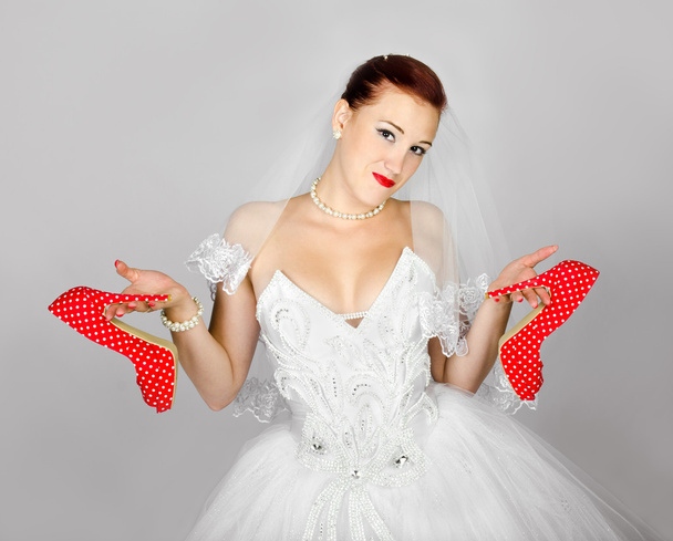 Portrait of young beautiful bride with red shoes - Foto, Imagen