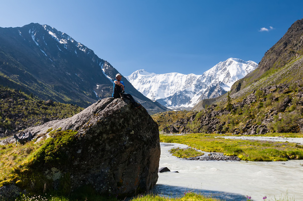 Backpacker rests in green highlands of Altai mountains, Russia - Foto, afbeelding