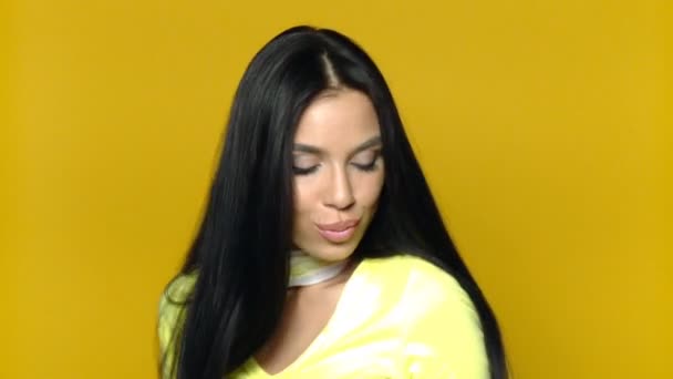 sexy Mädchen mit Einkaufstasche auf gelbem Hintergrund - Filmmaterial, Video
