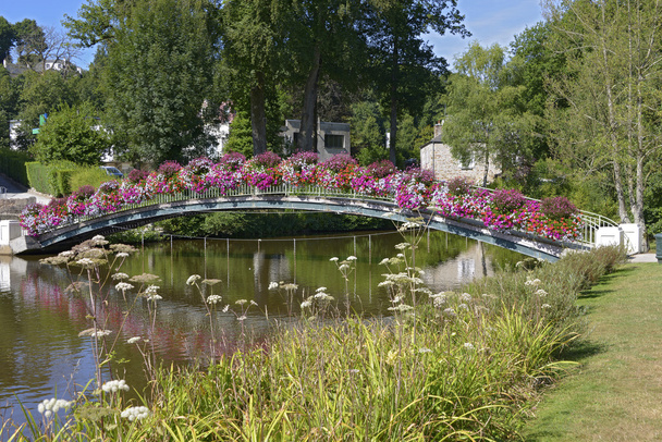 Цветочный мост в Баньоль-де-л "Орн
 - Фото, изображение
