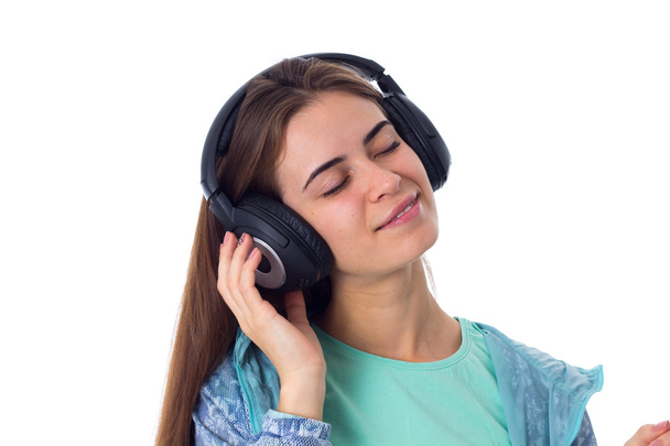 Młoda kobieta w słuchawkach - Zdjęcie, obraz