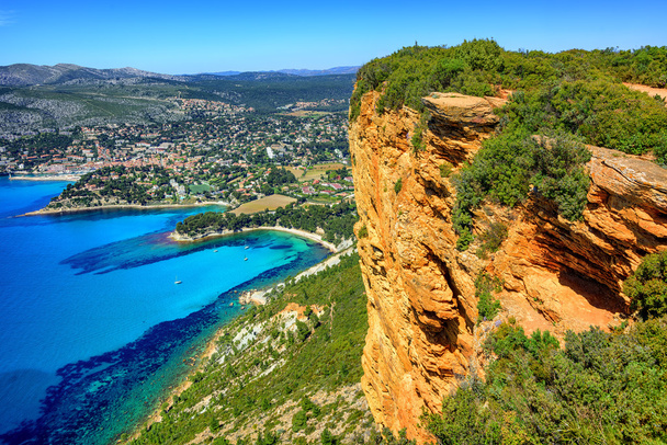 Cassis şehir ve Cap Canaille rock, Provence, Fransa - Fotoğraf, Görsel