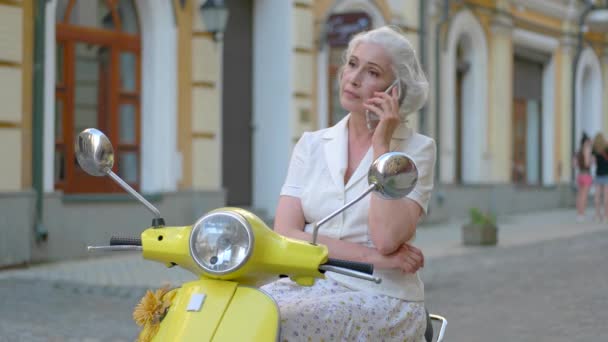 Donna con telefono su scooter
. - Filmati, video