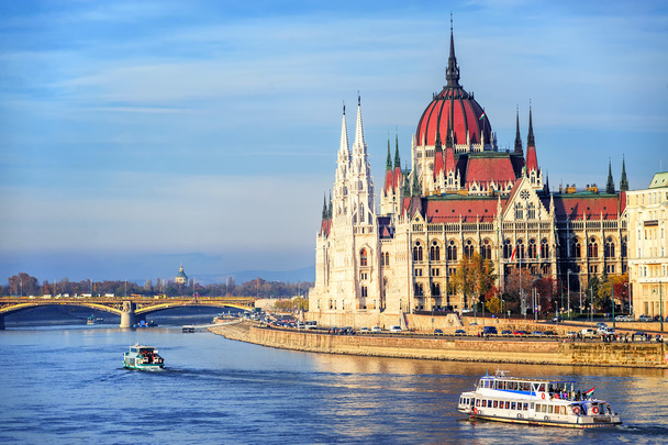 Le bâtiment du Parlement sur le Danube, Budapest, Hongrie
 - Photo, image