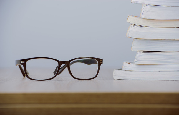 Livro e óculos
 - Foto, Imagem