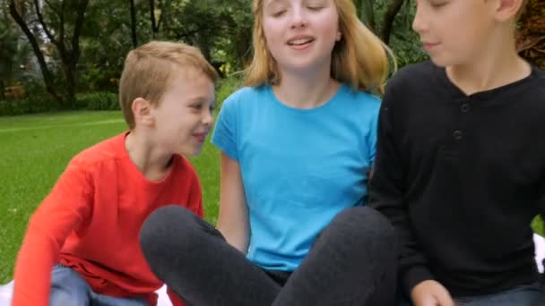 drei Kinder versuchen sich für ein Familienporträt zu etablieren und scheitern - slowmo - Filmmaterial, Video