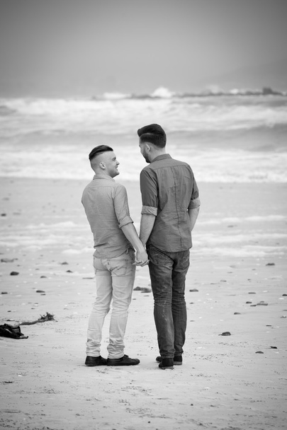 Homopari kävelee kädestä pitäen
 - Valokuva, kuva