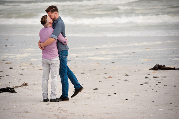 Homoszexuális férfiak ölelni a strandon - Fotó, kép