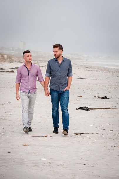 gay coppia camminare tenendosi per mano
 - Foto, immagini