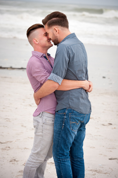 Schwules Paar geht Händchenhaltend - Foto, Bild