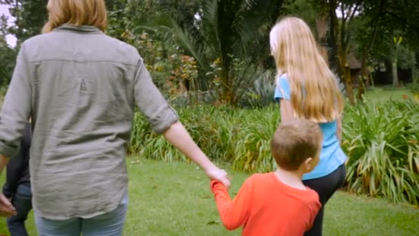 Семья ходит по траве на природе, держа за руки - slow mo
 - Кадры, видео
