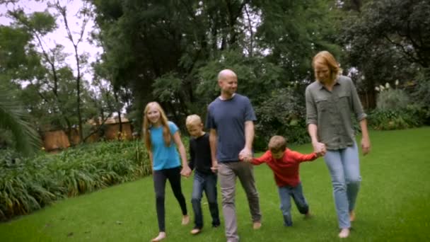 Kameraya yaklaşırken küçük bir çocuk ailesi ve gülümsüyor ücretsiz tatili - Video, Çekim