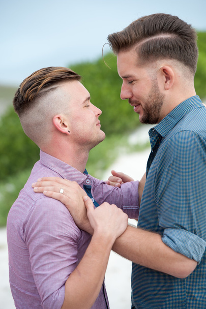 gay los hombres abrazando en un cerca
 - Foto, Imagen