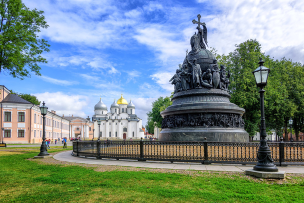 Millennium-muistomerkki ja Pyhän Sophian katedraali, Novgorod, Venäjä
 - Valokuva, kuva
