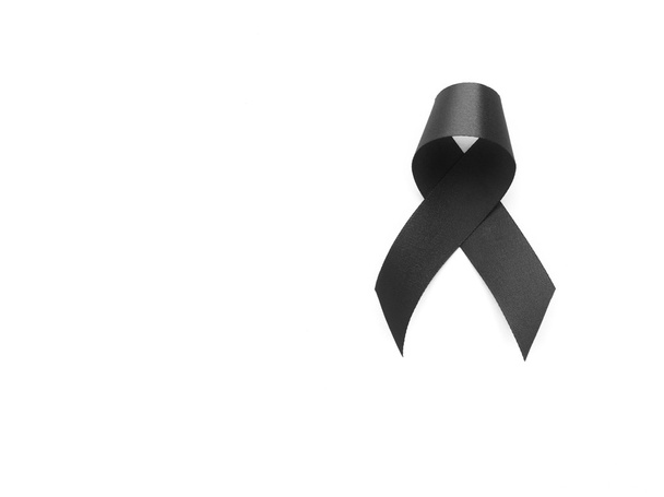 schwarzes Band-Symbol für Trauer auf weißem Hintergrund - Foto, Bild