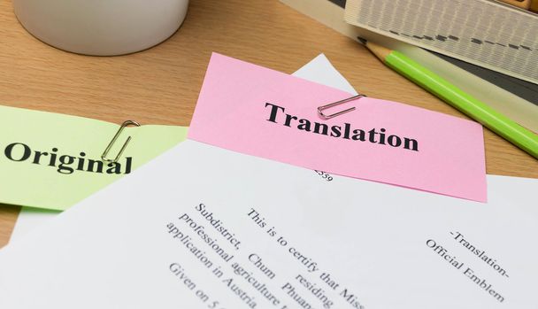 Übersetzungspapier auf Holztisch - Foto, Bild