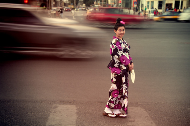 meisje in nationale klederdracht - Foto, afbeelding