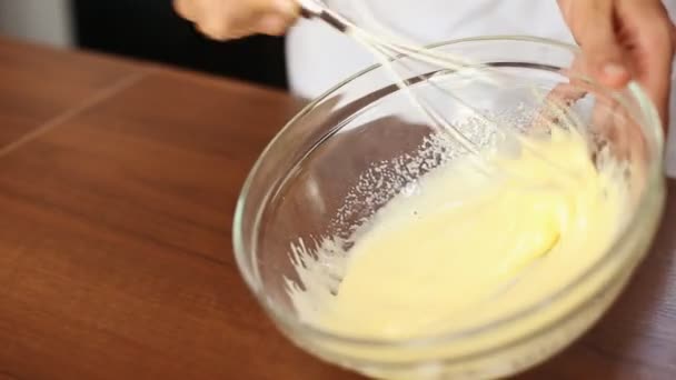 chef whips whisk cream - Séquence, vidéo