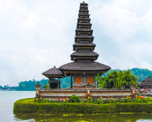 Дерев "яний храм Пура Улан Дунай Бератан на Балі - Фото, зображення