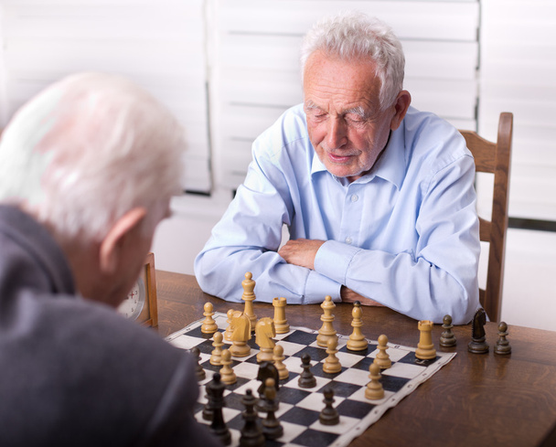 Senior mannen spelen schaak - Foto, afbeelding