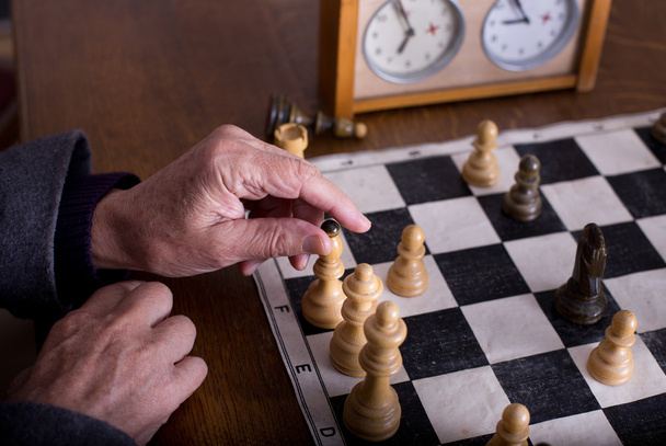 ανώτερος άνθρωπος που παίζει σκάκι - Φωτογραφία, εικόνα