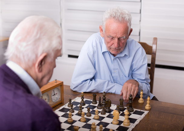 Satranç oynarken erkekler - Fotoğraf, Görsel