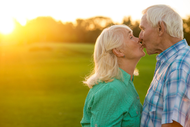 Seniorenpaar küsst sich. - Foto, Bild