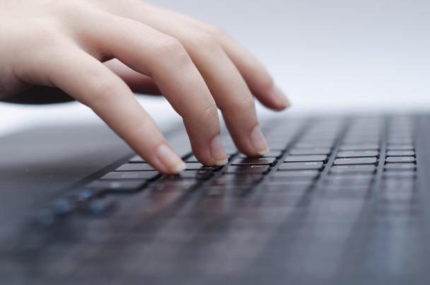 Vrouw hand op een toetsenbord - Foto, afbeelding