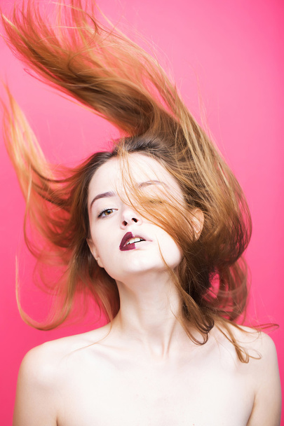 Красивая девушка с летящими волосами
 - Фото, изображение