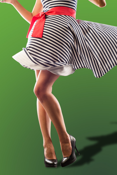 Meisje benen, een meisje in een gestreepte jurk. Seksueel wind opgeheven de d - Foto, afbeelding