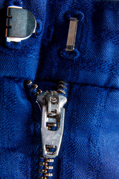 Frammento di giacca blu con cerniera metallica. sfondo ziplock. Da vicino.
. - Foto, immagini