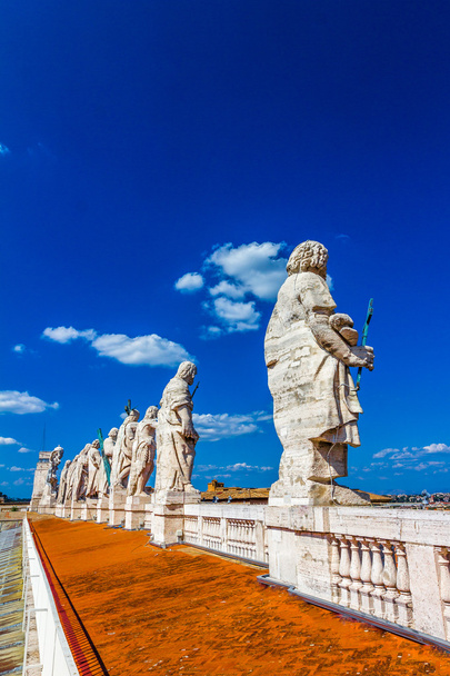 Big statues surrounding Saint Peters square - Foto, Imagem