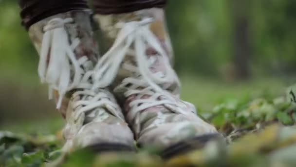 Κορίτσι σε μπότες άλματα μέσα από τα φύλλα - Πλάνα, βίντεο