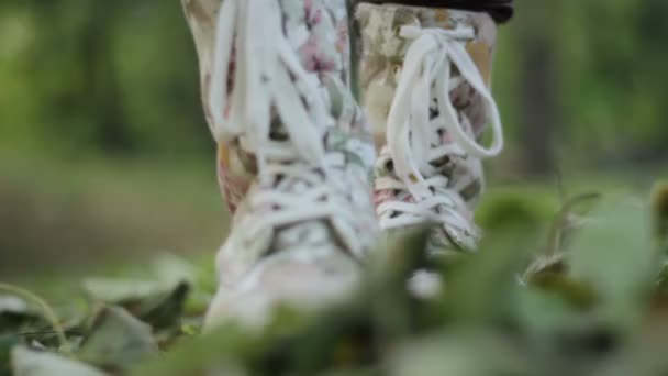 Botas de mujer pateando hojas
 - Imágenes, Vídeo